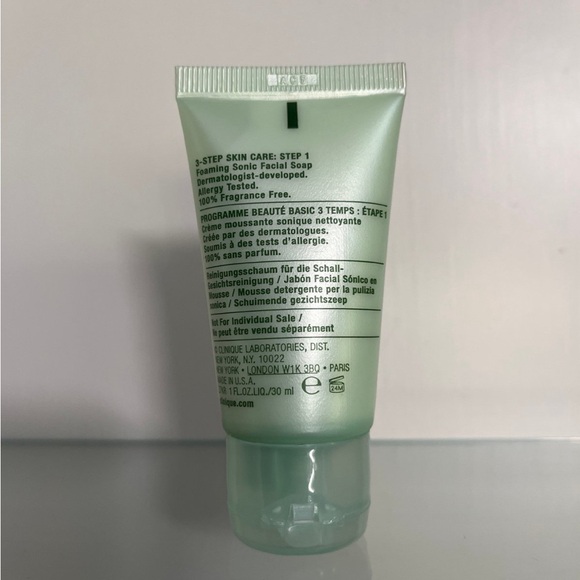 Clinique Cosmetic Bag with Product - Picture 4 of 7